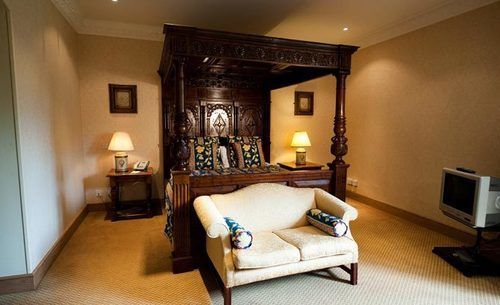Miskin Manor